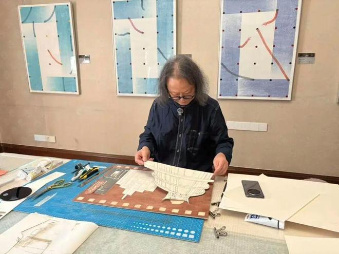 “相约北外滩”国际艺术家驻留计划启动版画家现场作画(图2)